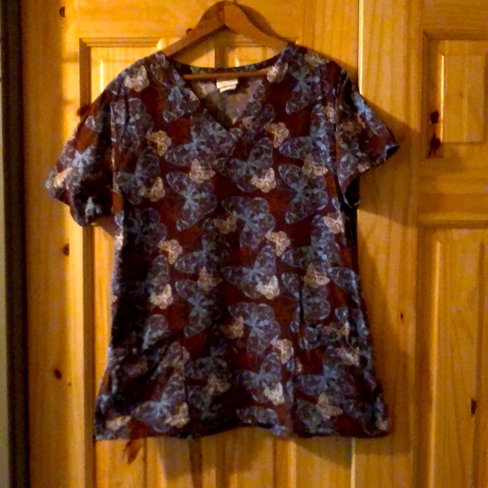 V neck scrub top with 2 large front pockets